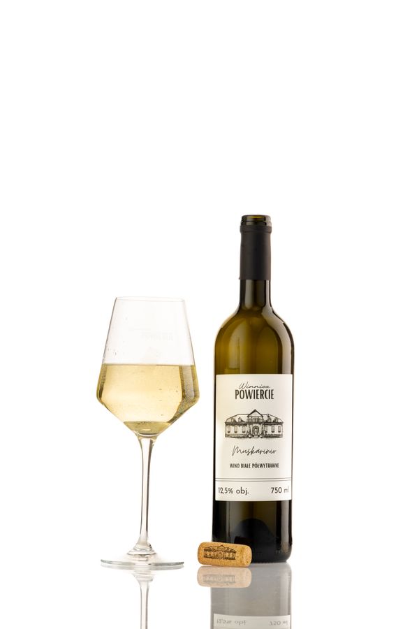 Wino białe półwytrawne Muscaris